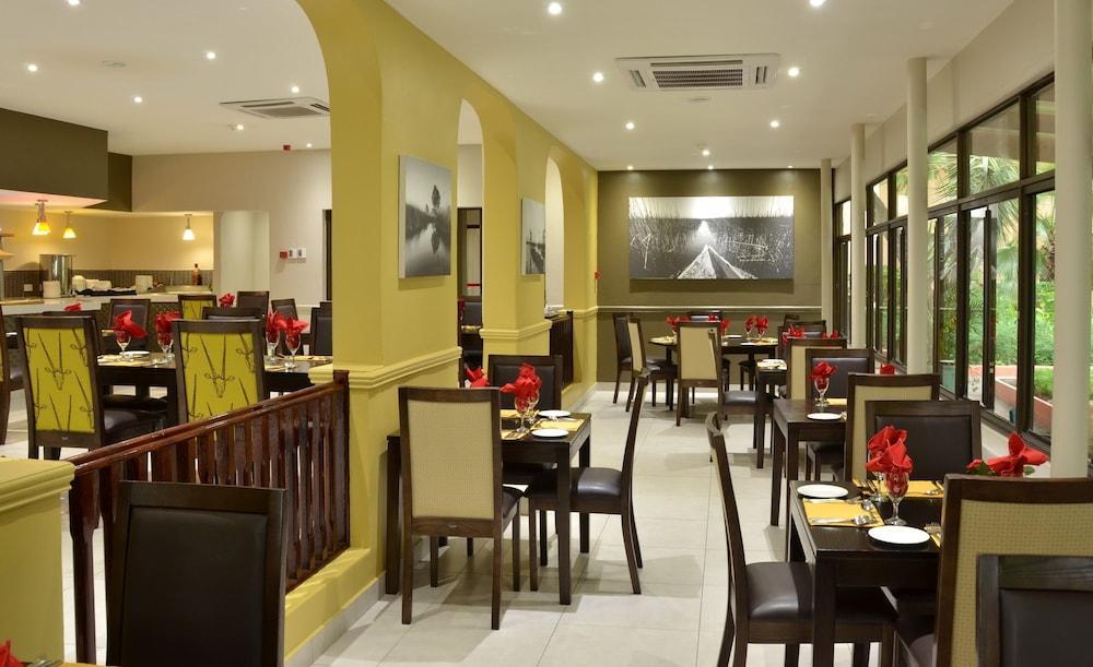 Cresta Riley'S Hotel Maun Exterior photo