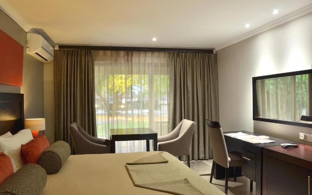 Cresta Riley'S Hotel Maun Exterior photo