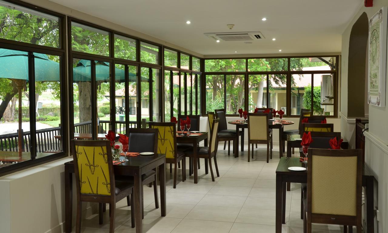 Cresta Riley'S Hotel Maun Exterior photo