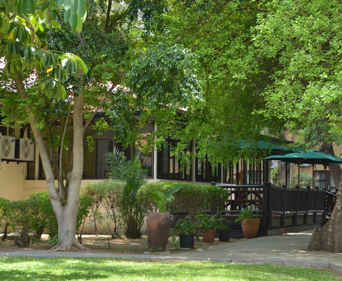 Cresta Riley'S Hotel Maun Exterior photo