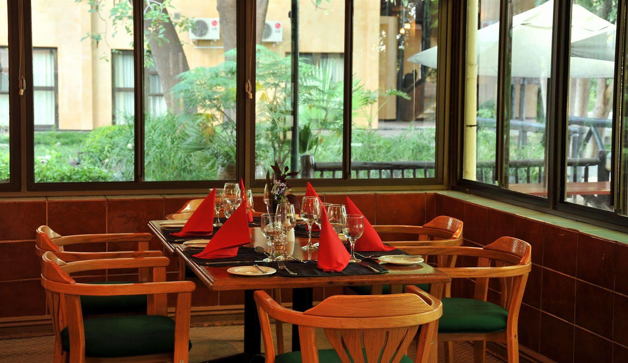 Cresta Riley'S Hotel Maun Exterior photo