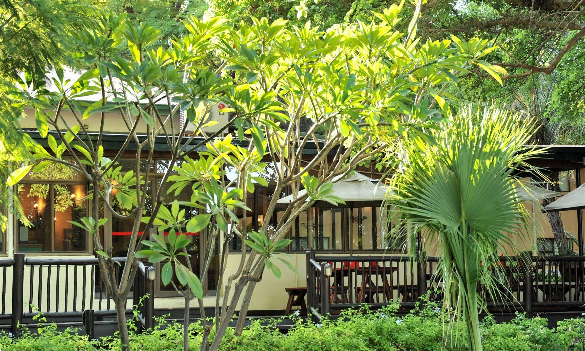 Cresta Riley'S Hotel Maun Exterior photo